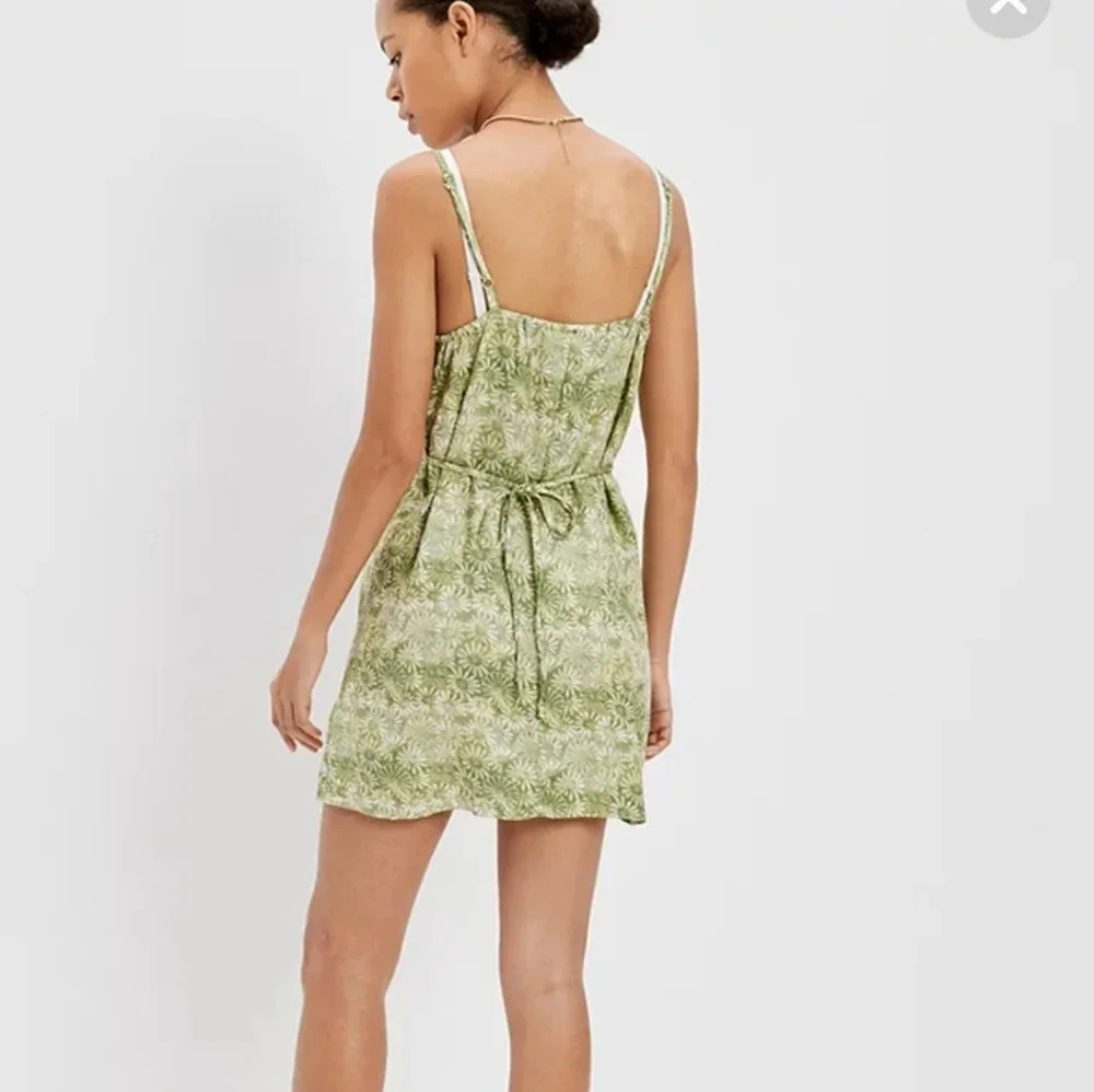 AMERICAN EAGLE Floral Button-Front V-Neck Mini Dress. Green. XS. NWT - Picture 2 of 13